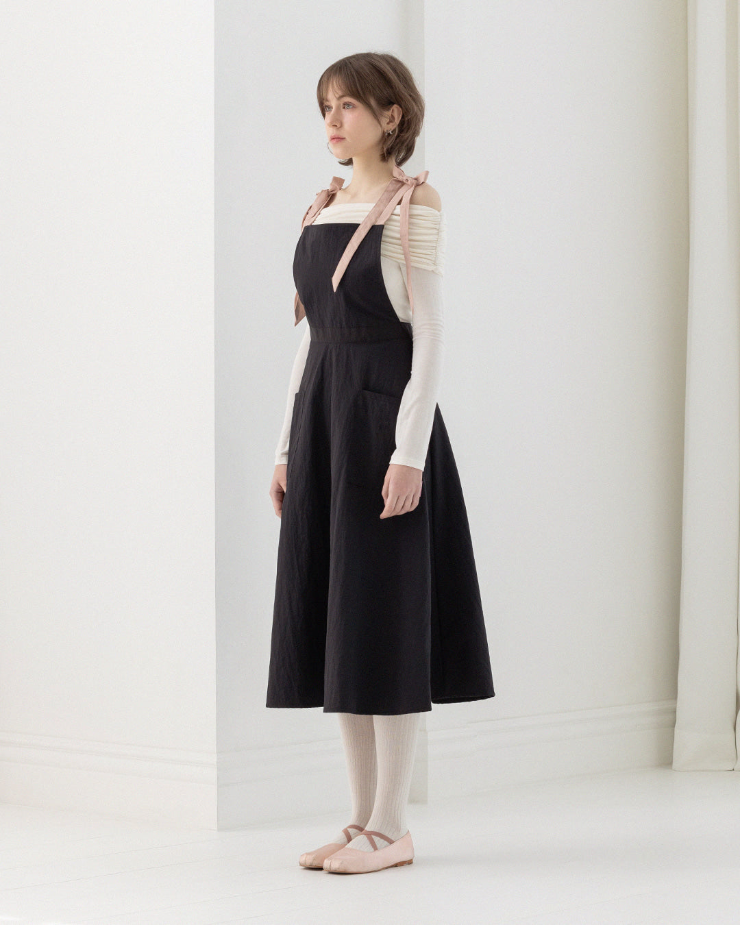 【K.BLANC / 受注販売(6月末前後納期)】ショルダーリボンエプロン SHOULDER RIBBON APRON [ブラック&ピンク]